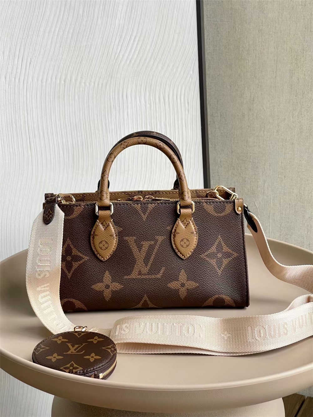 Louis Vuitton  ONTHEGO EAST WEST M46653  size：25x13x10cm 2025 new 